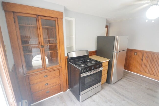 Building Photo - 38 Cascade St