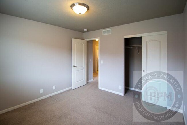 Building Photo - HUGE 3Bd/3Ba House in Bennington, NE!