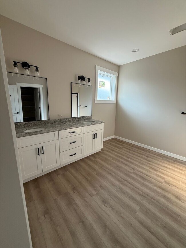 Building Photo - MOVE IN SPECIAL!!! Newly Built Home in Bir...
