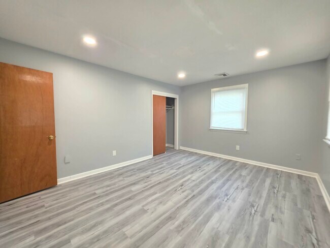 Building Photo - 8241 Robin Hood Dr