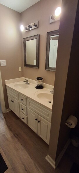 Building Photo - 4717 E Creek Mill Ct