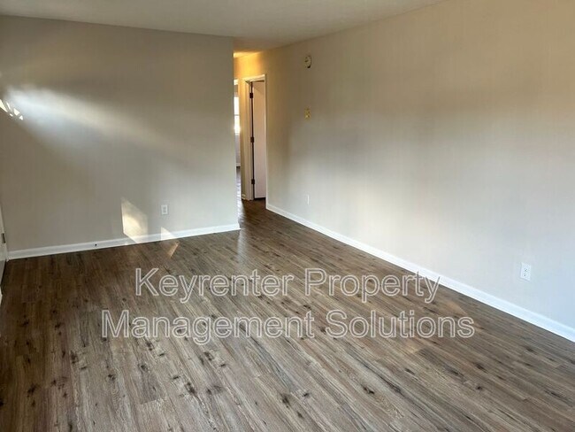 Building Photo - 26 Whiteoak Cir