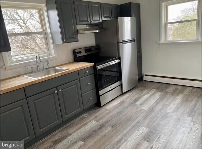 Building Photo - 672 Colwell Rd