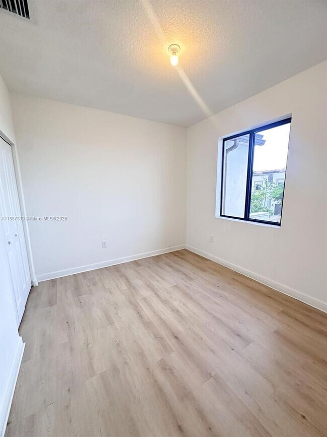 Building Photo - 20634 NE 2nd Ct