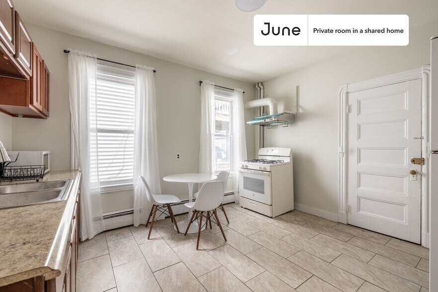 Building Photo - Room in Shared 4 bed/1 bath home
