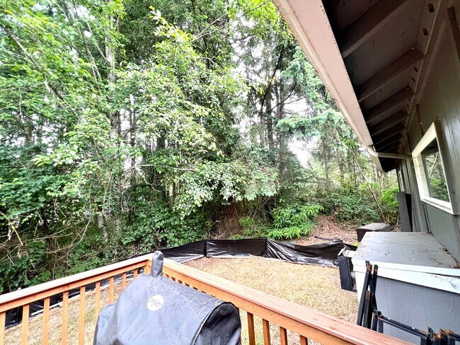 Building Photo - Remodeled 3-Bedroom Duplex Home in North G...