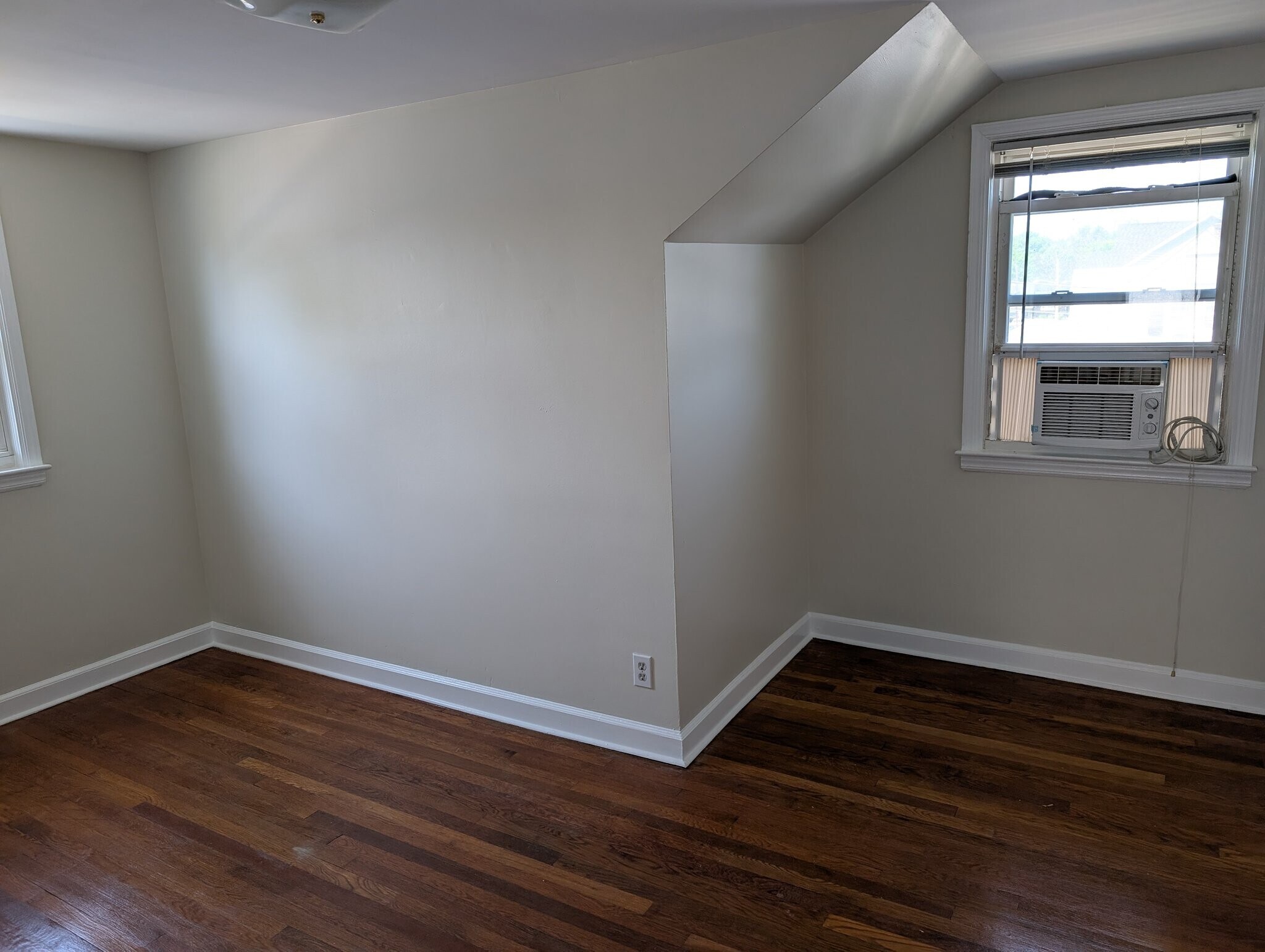 Building Photo - 2563 Hawthorne Ave