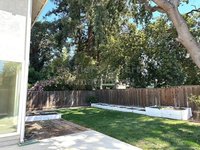 Building Photo - Beautiful and spacious 4 Bed/ 2.5 Bath/ 2,...