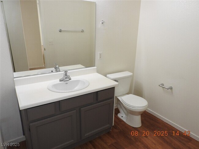 Building Photo - 3400 Cabana Dr
