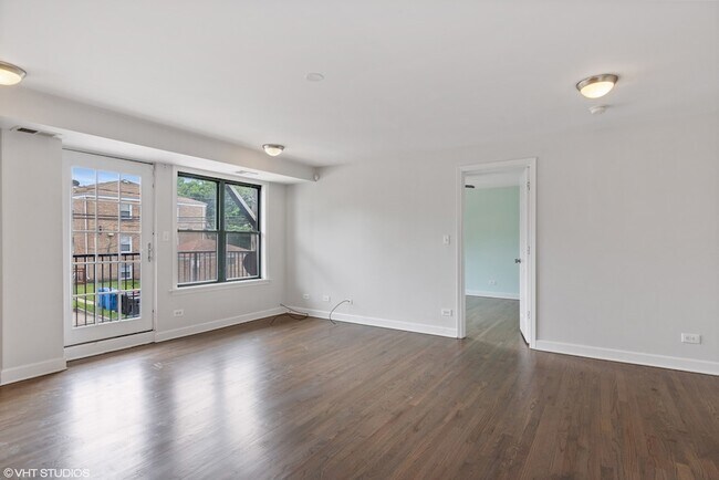 Building Photo - 2545 W Catalpa Ave