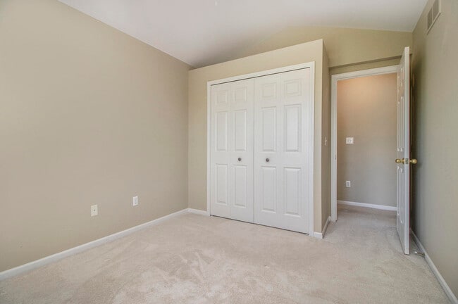 Building Photo - 5974 Versailles Ave E