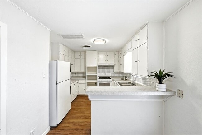 Building Photo - 8204 Exmoor Dr