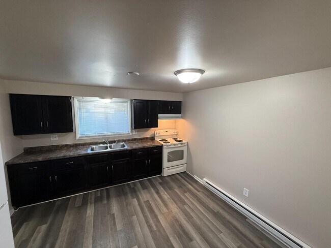 Building Photo - 591 Coyne St