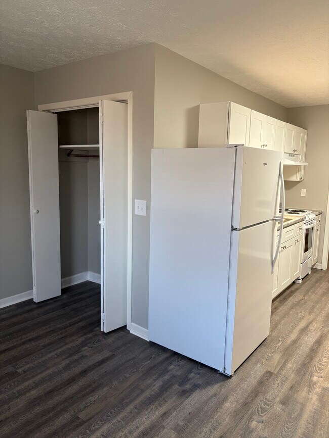 Building Photo - Hill Crest Court Apartments 3