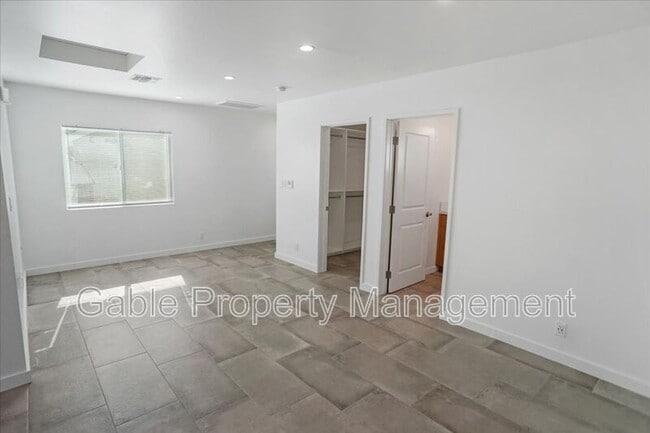 Building Photo - 9428 1/2 Crebs Ave