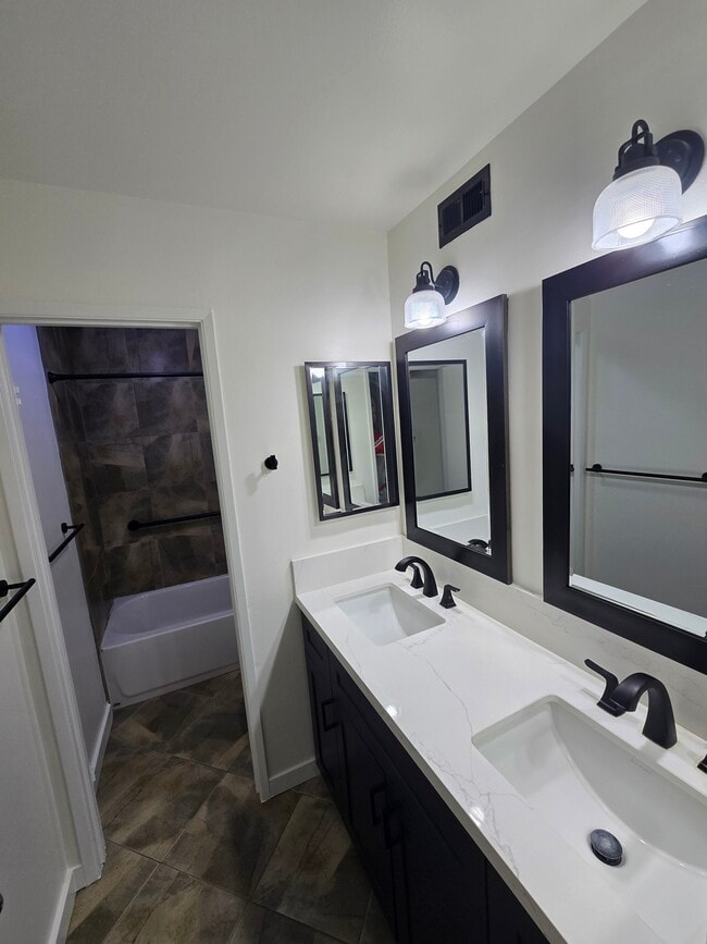 Building Photo - 1025 Junipero Dr