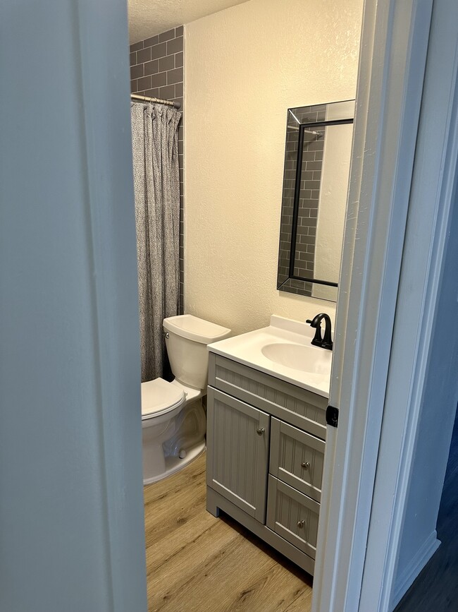 Building Photo - 1802 W House St