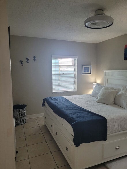 Building Photo - 483 E Shore Dr