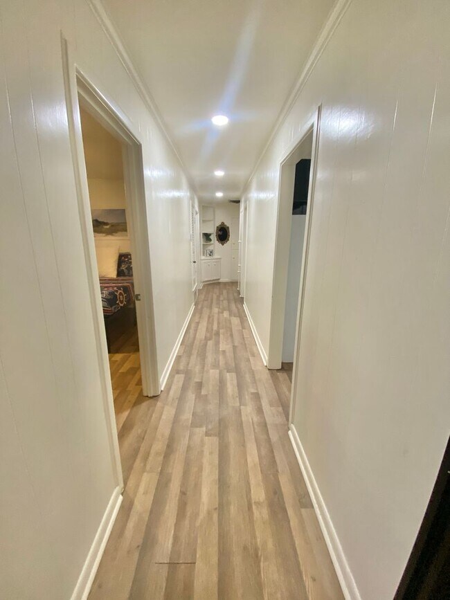 Building Photo - Newly remodeled 3 bed 2 bath now available (furniture incl.)