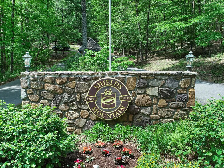 Building Photo - 2109 Dogwood Dr