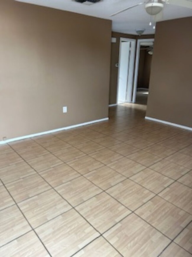 Building Photo - Spacious 2/1 in a great neighborhood locat...