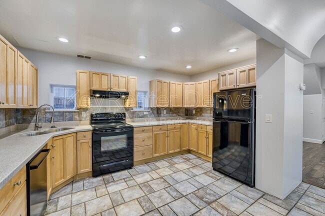 Building Photo - 1328 E 22nd Ave