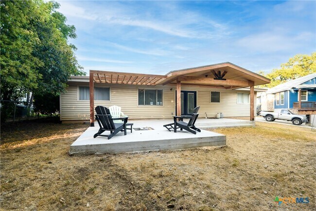 Building Photo - 625 Creek Dr