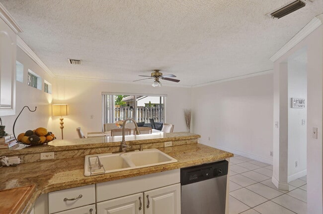 Building Photo - 3385 Seabreeze Ln