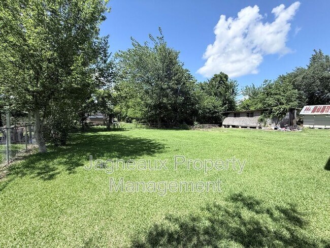 Building Photo - 816 Shady Ln