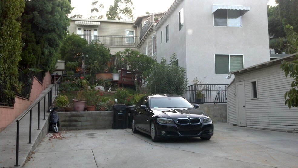 Building Photo - 2409 N Beachwood Dr