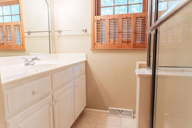 Building Photo - 3 Bed 3 Bath Home