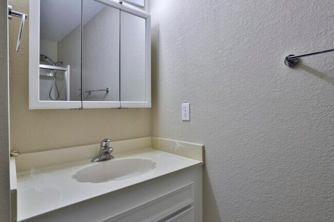Building Photo - 2820 N Arcadia Ct