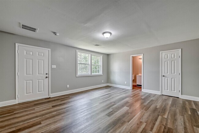 Building Photo - 5606 Elm Spring Dr