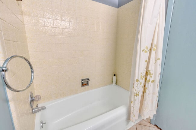 Building Photo - 665 Columbus St E