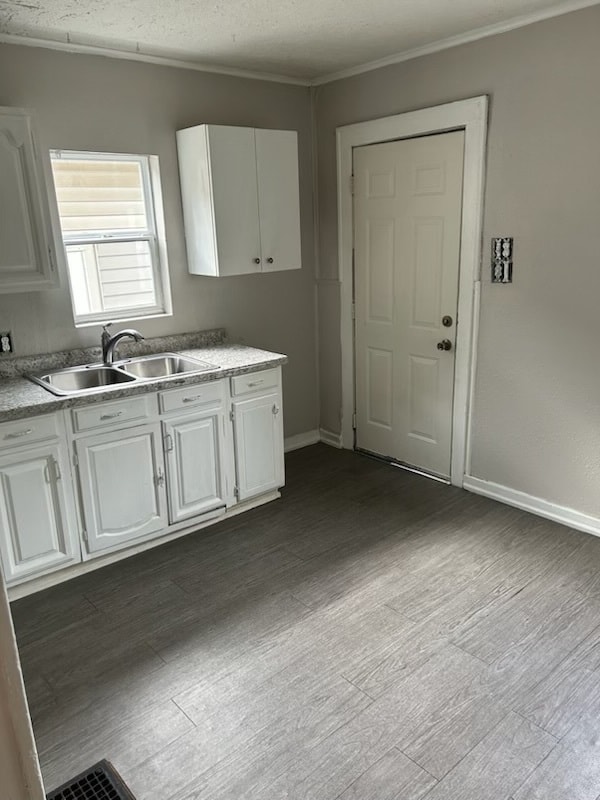 Building Photo - 1626 Lawton Ave