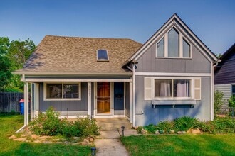 Building Photo - LOCATION LOCATION!!  Local gem in a quiet ...