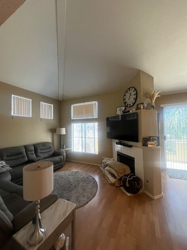 Building Photo - Beautiful 2 Bedroom and 2 Bath with loft in Corona-2235 Indigo Hills Dr. Unit 6