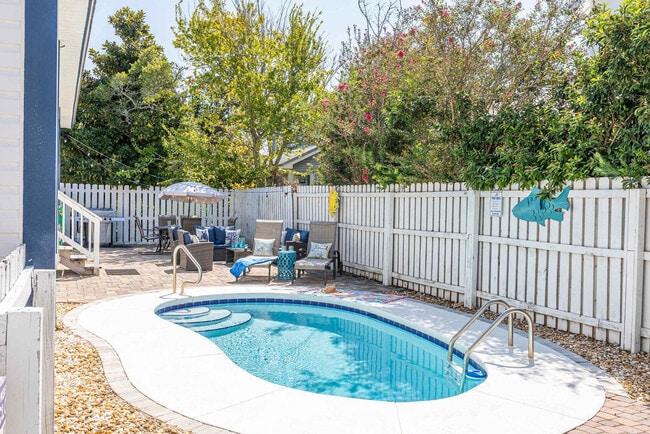 Building Photo - 4496 Luke Ave