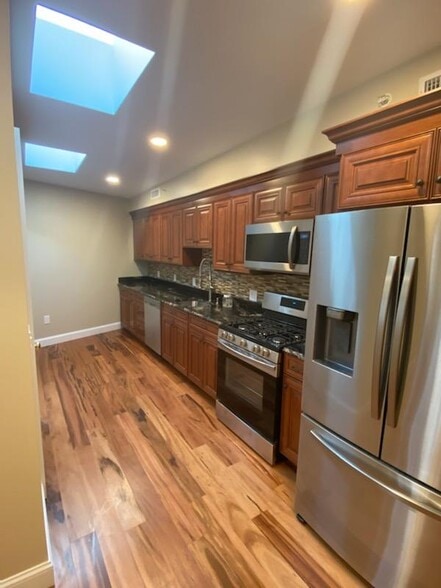 Building Photo - 136 Inman St