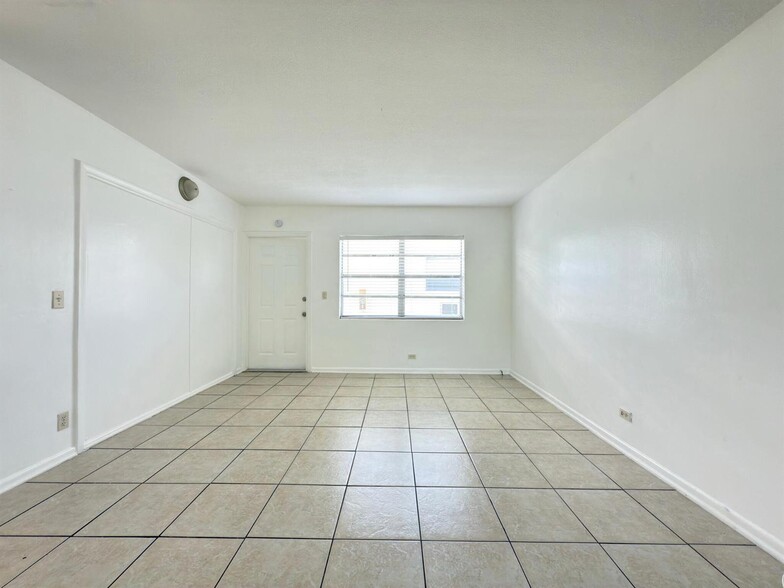 Primary Photo - 1172 W 34th St