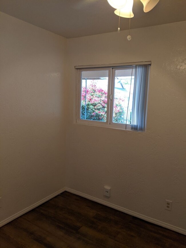 Building Photo - 4 BEDROOM 2 BATH ON CUL-DE-SAC AND LARGE YARD!