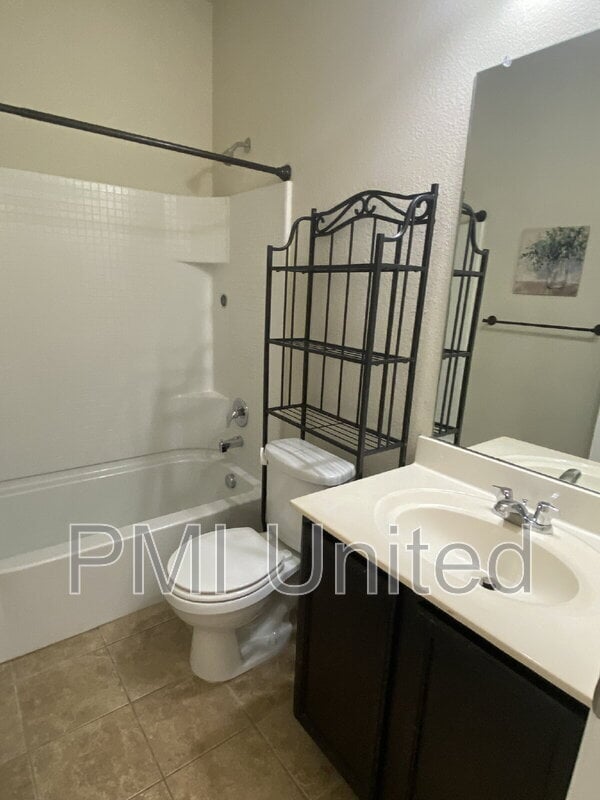 Building Photo - 9145 Blackstone Dr
