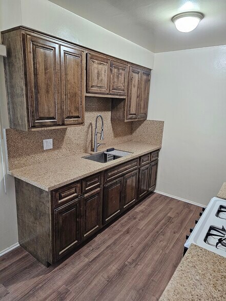 Building Photo - 1336 W Valencia Dr