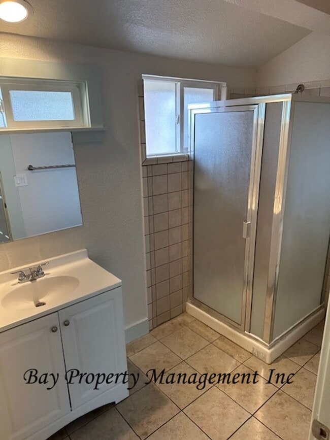 Building Photo - Charming 2 Bedroom, 2 Bath Home with Beaut...