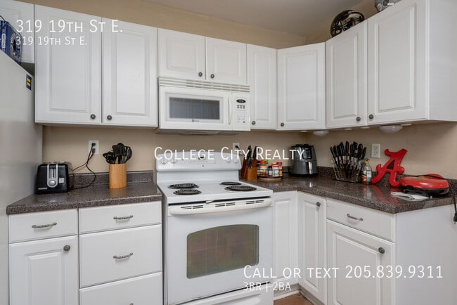 Building Photo - 319 19th St E