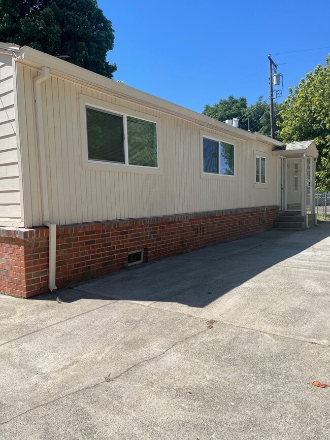 Building Photo - 5911 Poplar Ave