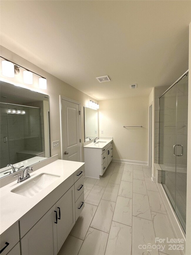 Building Photo - 6032 Mariemont Cir