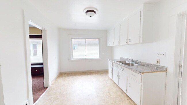 Building Photo - 2 bedroom/1 bath (upper unit)- 1ST MONTH FREE IF LEASE SIGNED BY 10/15