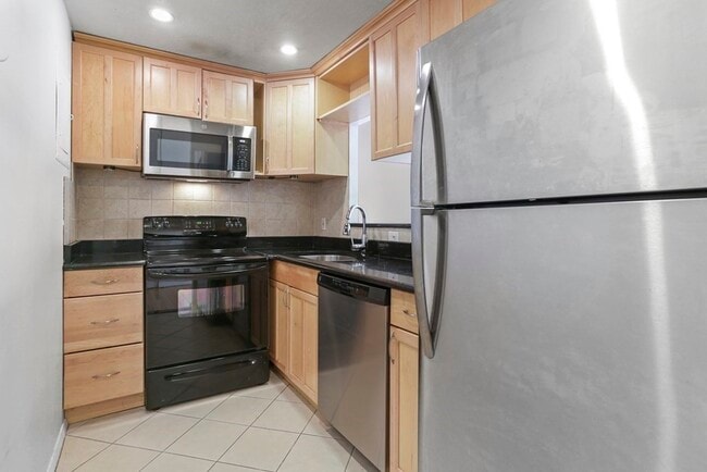 Building Photo - 12 Pond Ln