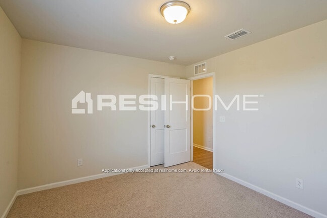 Building Photo - 900 Juniper Ln